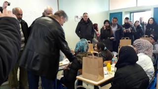 Το Eργατικό Κέντρο προσφέρει δώρα στα προσφυγόπουλα του 3ου Γυμνασίου Λάρισας