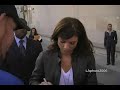 kate walsh are signing autographs, after her towel apparence in kimmel this night.
