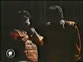 مشهد من مسلسل خذ وخل الكويتي قديم داوود حسين وانتصار الشراح يقلدان طريقة اتحاد كمال ولميس في حلقة الريموت الكنترول ايام الثمانينات