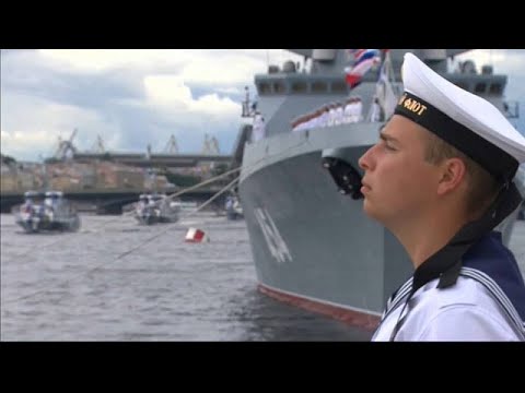 Russland: Parade der russischen Marine in St. Peter ...