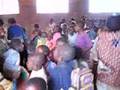 Les élèves de Doumbouo construisent leurs salles de classe