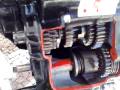 Motor de moto funcionando com vista em corte