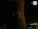 Greenpeace proyecta en chimeneas As Pontes imágenes cambio climático .