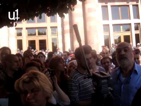 Մոմավառություն կառավարության մոտ