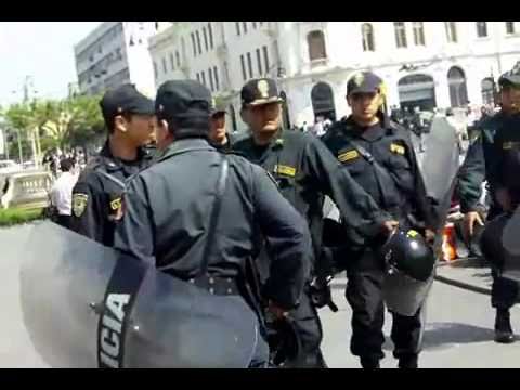 Bomba lacrimógena causó el caos en la Plaza San Martín