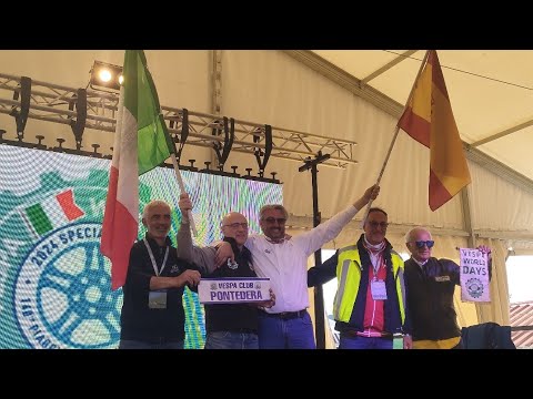 Lo scambio di bandiere a conclusione del Vespa World Days 2024 di Pontedera