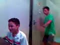 eu dando um tapsa no meu primo