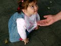 Maela con las hormiguitas