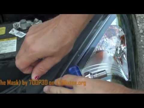 Changing lightbulb on Hyundai i30
