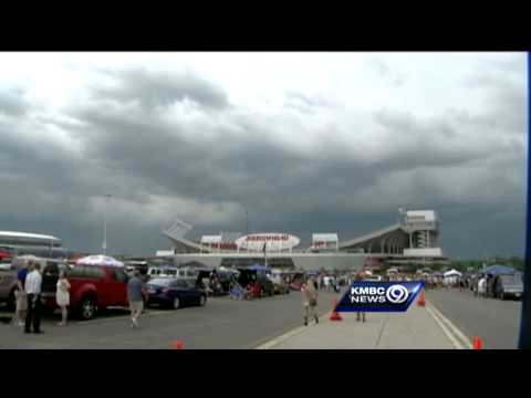 Storms delay start of concert