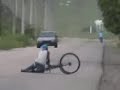 B�bado Empurrando uma Bicicleta na Rodovia