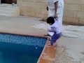 اب يغرق بنت ويضحك
