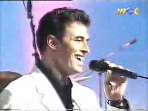 Kazm Al Sahr singing iN Kurdish.