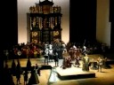 op�ra en quatre actes (1884)
livret de joseph m�ry et camille du locle
d'apr�s le drame de friedrich schiller, traduit en italien par achille de cauzi�res et angelo zanardini

direction musicale teodor currentzis
mise en sc�ne graham vick
d�cors et costumes tobias hoheisel
lumi�res matthew richardson
chef des choeurs winfried maczewski

filippo ii james morris
don carlo stefano secco
rodrigo, marchese di posa dmitri hvorostovsky
il grande inquisitore mikhail petrenko
un frate paul gay
elisabetta di valois tamar iveri
la principessa eboli yvonne naef
tebaldo elisa cenni
il conte di lerma jason bridges
voce dal cielo elena tsallagova

l'autodaf� - le peuple se rassemble pour assister au b�cher des h�r�tiques. philippe ii jure de servir dieu avec le feu et l'�p�e. carlos �merge de la foule, � la t�te d'un groupe de d�put�s flamands venus plaider la cause de leur pays. il sollicite la charge de gouverneur des flandres. devant le refus de son p�re, il tire son �p�e. le roi ordonne qu'il soit arr�t�. seul rodrigue ose d�sarmer son ami.