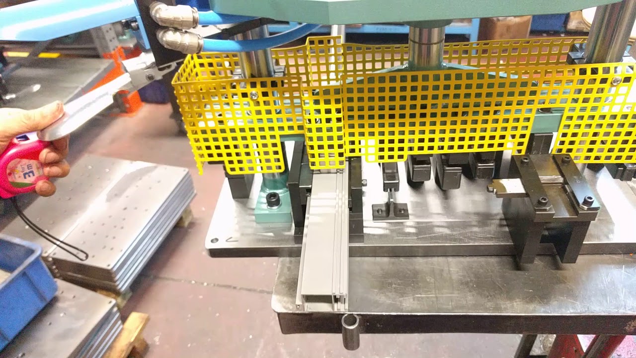 תריס ורשת בורג עם מנעול מגנטי