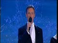 Helmut Lotti - Oh Tannenbaum 2007

Oh Tannenbaum, oh Tannenbaum,
Wie treu sind deine Blätter.
Oh Tannenbaum, oh Tannenbaum,
Wie treu sind deine Blätter.

Du grünst nicht nur zur Sommerzeit,
nein auch im Winter wenn es schneit.
Oh Tannenbaum, oh Tannenbaum,
Wie treu sind deine Blätter.

Oh Tannenbaum, oh Tannenbaum,
Du kannst mir sehr gefallen.
Oh Tannenbaum, oh Tannenbaum,
Du kannst mir sehr gefallen.

Wie oft hat nicht zur Winterszeit
ein Baum von dir mich hoch erfreut.
Oh Tannenbaum, oh Tannenbaum,
Du kannst mir sehr gefallen.

Oh Tannenbaum, oh Tannenbaum,
Dein Kleid will mich was lehren
Oh Tannenbaum, oh Tannenbaum,
Dein Kleid will mich was lehren

Die Hoffnung und Beständigkeit
gibt Trost und Kraft zu jeder Zeit.
Oh Tannenbaum, oh Tannenbaum,
das will dein Kleid mich was lehren
das will dein Kleid mich was lehren.
