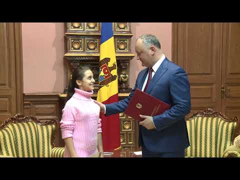 Игорь Додон присвоил Почетную грамоту победительнице конкурс «Золотой голос России»