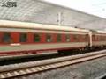 videos de {CNR} DF11 haul passenger train pass TongKoo Railway Station