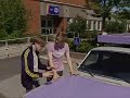 Anders och Måns diskuterar hur dom ska lacka sin motorhuv.
