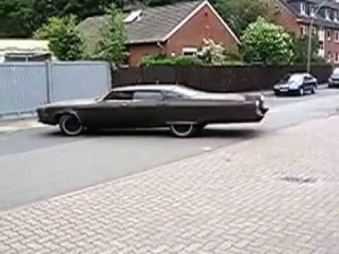 Werner Mobil (real) in Hamburg - Das Wernermobil live in Hamburg Kieler Str. Ecke Uwestr. (Shop Route 66. Man beachte das Sprungbrett am Heck, zum Flachköpper machn!