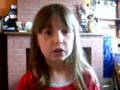 ma niece qui chante une chanson de JOFFREY CROMBÉ