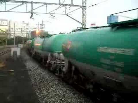 EH200牽引石油列車と根岸線209系 Oil Train & Negishi Line Train