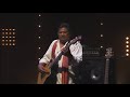 Andro ririnina Dadah-1977 Tsy ny fanananao harena No ampiova ny fitiavako Fa na misy na tsy misy volamena Dia ianao no mba hany firavako Ity foko efa tery Feno fitiavana anao Nahaona e no dia avela irery Moa va tsy mendrika anao Na ny masoandro aza akia e Tsy mamiratra noho ianao Maizimaizina ny aty e Raha toa ka ilaozanao Feno rahona ny lanitra Rava ny faniriako Naleonao nangarika ahy Toa izay nanatrika ny akiviako Lasa ianao toy ny andro ririnina Mitondra hatsiaka sy taratra Izaho kosa mitomany toa zaza nariana Irery tratra andro fahavaratra Tsy ny elanelan-tany No hanova izato foko Eny na dia lavitra ihany Ianao no ho tsarovako