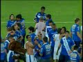 Vídeo mostra o bandeirinha invadindo o campo e comemorando a vitória celeste