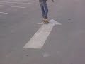 el bebe patinando