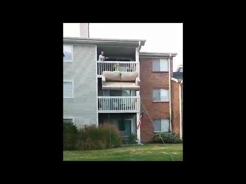 YouTube: ¿te atreves a bajar tu mueble de un piso a otro así?