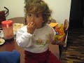 Laura comiendo trigo