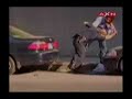 فيلمى از درگيرى فيزيكى و تلاش طولانى مدت يك مامور پليس براى بازداشت يك مجرم در پياده رو يك خيابان پر رفت و آمد در شهر بوستون، و مردمى كه بى خيال به راه خودشان ادامه ميدهند . از آن صحنه هايئ كه شايد غير از امريكا در جاى ديگرى نتوان ديد