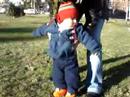 Emilianork caminando con la tit� koalablue