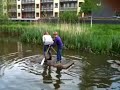 Twee kinderen maken proefvaart op vlot