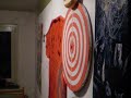 Großes Messer auf Dartscheibe Großes Messer auf Dartscheibe