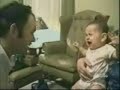 Un bébé qui n’a pas peur du masque mais de son père