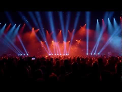 Schiller - Wspaniały występ Schiller'a w hali O2 w Berlinie w 2012 roku. Koncert promuje nową płytę pt. Sonne. SCHILLER : Sonne Live (2013) 720p MBluRay x264 Date: Mar ...