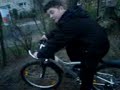 Junge f?hrt einen Berg runter