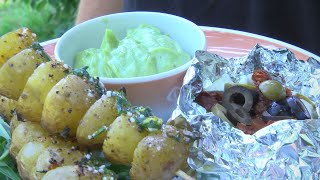 Vegetarischer Grillteller mit Schafskäse, Kartoffelspieß und Avocadodip