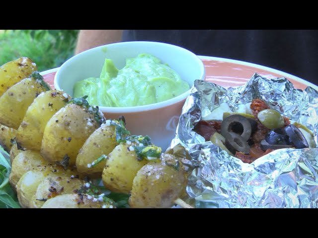 Vegetarischer Grillteller mit Schafskäse, Kartoffelspieß und Avocadodip