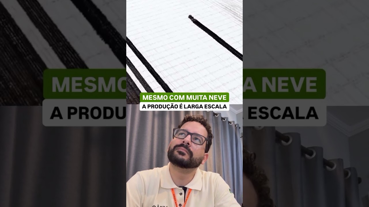 Mesmo com neve esse solo continua sendo preparado para produzir ❄️🌍 #AgroMundial #agricultura