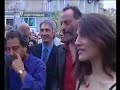 cette vid�o,diffus�e puis certainement censur�e, est de retour. faites en des copies et diffusez les massivement,car elle ne restera peut etre pas longtemps en ligne... 

voici le transcript int�gral de la s�quence : 

- jean reno : j'ai d�pose un permis de construire � bonifacio. 

- c�cilia sarkozy : c'est vrai ? 

- jean reno : ouais. 

- (voix anonyme - probablement c�cilia sarkozy) : ca va devenir un h�tel particulier, tu vas voir. y aura toi et nous... 

- jean reno : voil� ! 

- nicolas sarkozy : le pr�fet ? alors ? tu connais jean ? 

- pierre-ren� lemas : oui, bien s�r... on s'est occup� ensemble du permis de construire... 

(le com�dien pose le bras sur l'�paule du haut fonctionnaire) 

- camille de rocca serra : alors, alors, alors... quand m�me ! 

- pierre ren� lemas : non, non, mais tout va bien... 

- camille de rocca serra : jusqu'� ce que tu te f�ches ! 

- pierre-ren� lemas : mais non ! puis, s'adressant � nicolas sarkozy : je t'en parlerai plus tard. 

- camille de rocca serra : tu sais, il est chez nous maintenant... plus corse que lui, tu ne peux pas savoir... 

- pierre ren� lemas : camille est f�ch� avec moi... 

- nicolas sarkozy, s'adressant � camille de rocca serra : c'est ce que me dit christian... puis, s'adressant au pr�fet : alors, tu vas le voir... 

alors, tu vas le voir... : un simple suggestion, sans doute, qui semble pourtant g�ner le pr�fet de corse et camille de rocca-serra. ce dernier tente - sans succ�s - de faire d�vier la conversation sur la � corsitude � de jean reno...