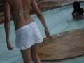 Yasmin brincando na piscina.
