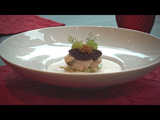 Gegrillter Seeteufel an Boudin noir und Majoran, rahmiges Yuzukraut und Rauchschaum