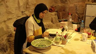 عاملات السيراميك في قرية نصف جبيل.. حكاية فن وإبداع خلقتها الحاجة لتوفير فرص عمل