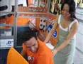 Beto da 89FM faz massagem