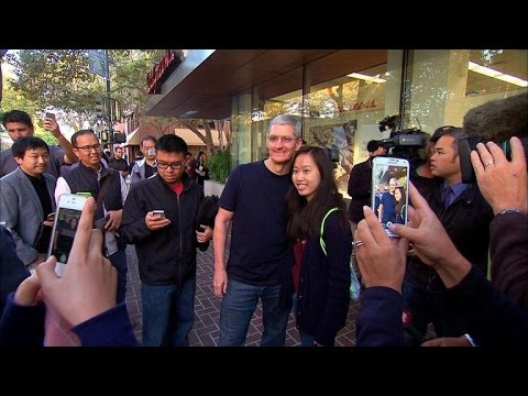 CNET News - Line up for an iPhone 6, get a selfie with Tim Cook