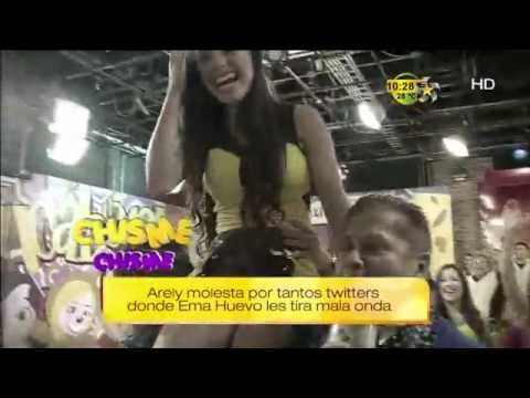 Arely - Arely molesta por tantos twitters donde Ema Huevo les tira mala onda.