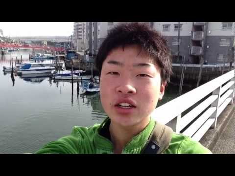 シュールな自転車(笑)カゴが壊れてかぶって帰る