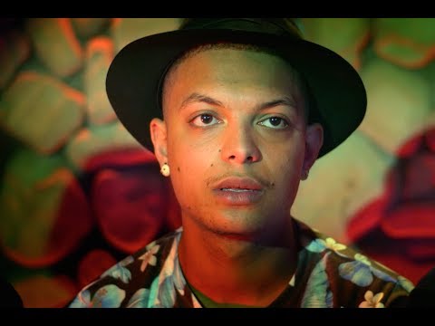 pocahontas - Beleef de videoclip Pocahontas van Ronnie Flex interactief op je mobiel. iOS: https://itunes.apple.com/nl/app/ronnie-flex/id854011453 Android: http://play.google.com/store/apps/details?id=nl.hi.po...